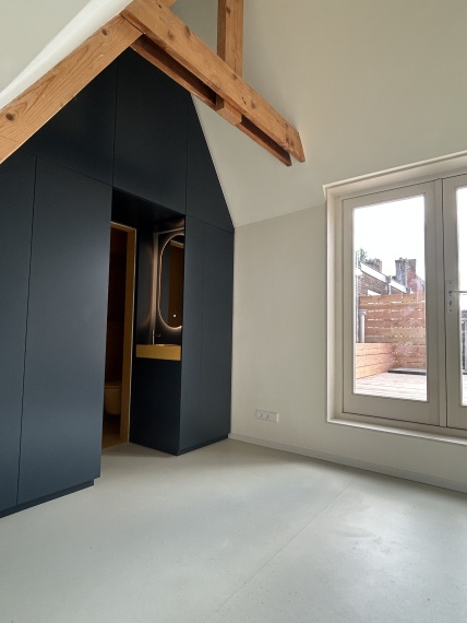 Maatwerk kastenwand / doorgang naar badkamer