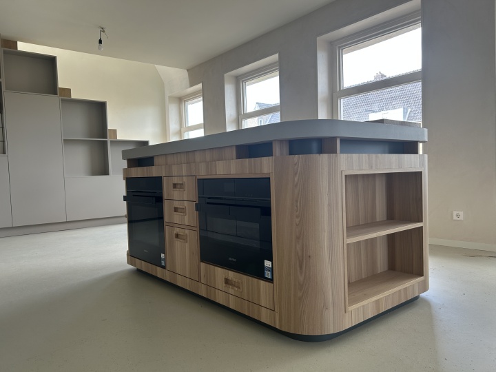 Maatwerk kookeiland  met doorlopende houtnerf